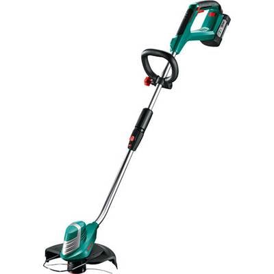 Tondeuse électrique verte avec poignée noire et manche métallique, idéale pour couper l'herbe dans des zones difficiles d'accès.