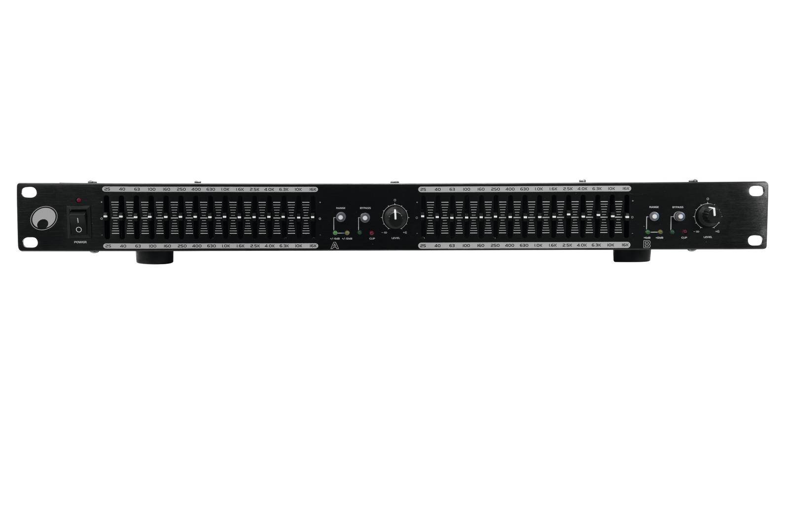 Un égaliseur audio en rack 19 pouces avec plusieurs curseurs pour l'ajustement des fréquences et des boutons rotatifs pour le réglage du volume.