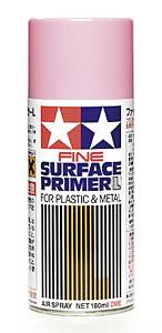 Bombe aérosol avec couvercle rose, marquée 'Fine Surface Primer' pour plastique et métal, contenant 180 ml.