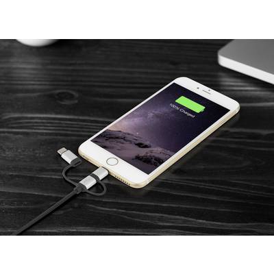 Un smartphone est posé sur une table et est en train de se charger. L'écran affiche « 100% chargé ».