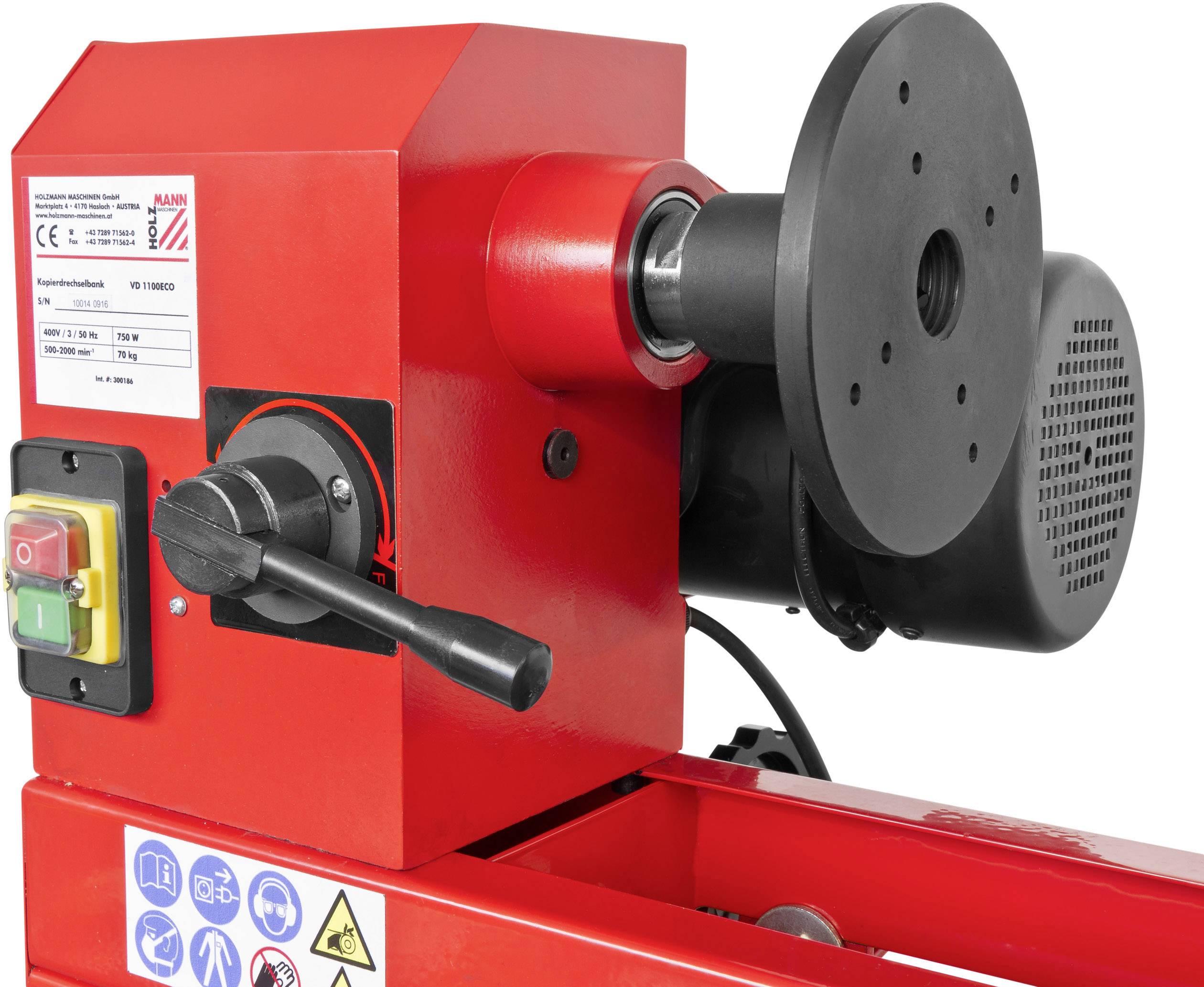 Machine rouge avec éléments de commande et avertissements, adaptée aux travaux sur bois. Leviers de commande et carter de protection visibles.