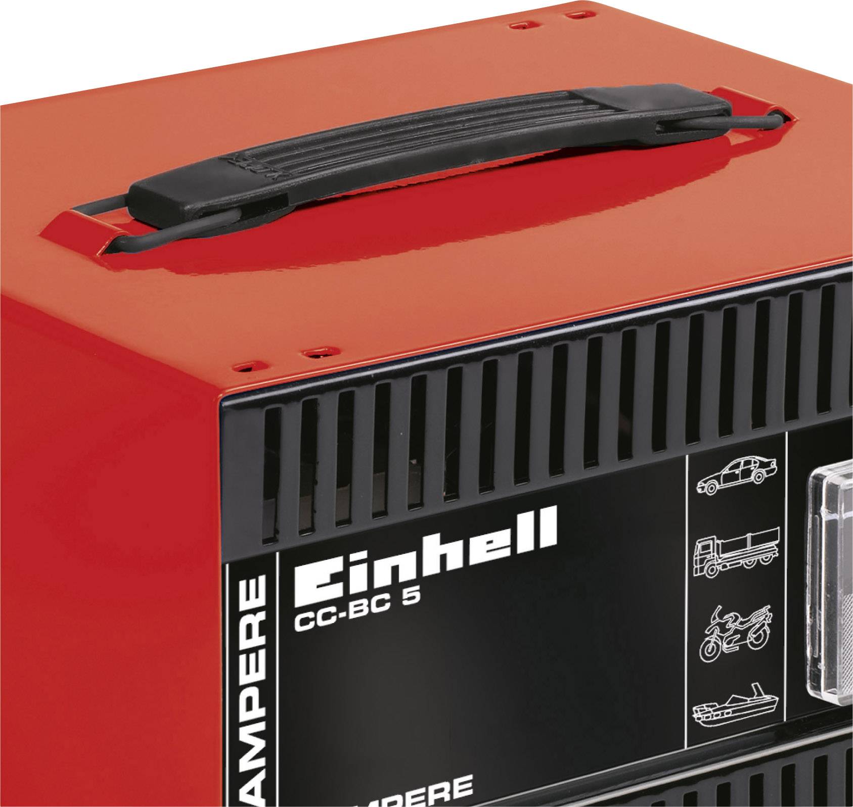 Un appareil rouge avec une poignée de transport et un panneau de commande noir, étiqueté 'Einhell CC-BC 5', adapté pour charger les batteries de voitures et de motos.
