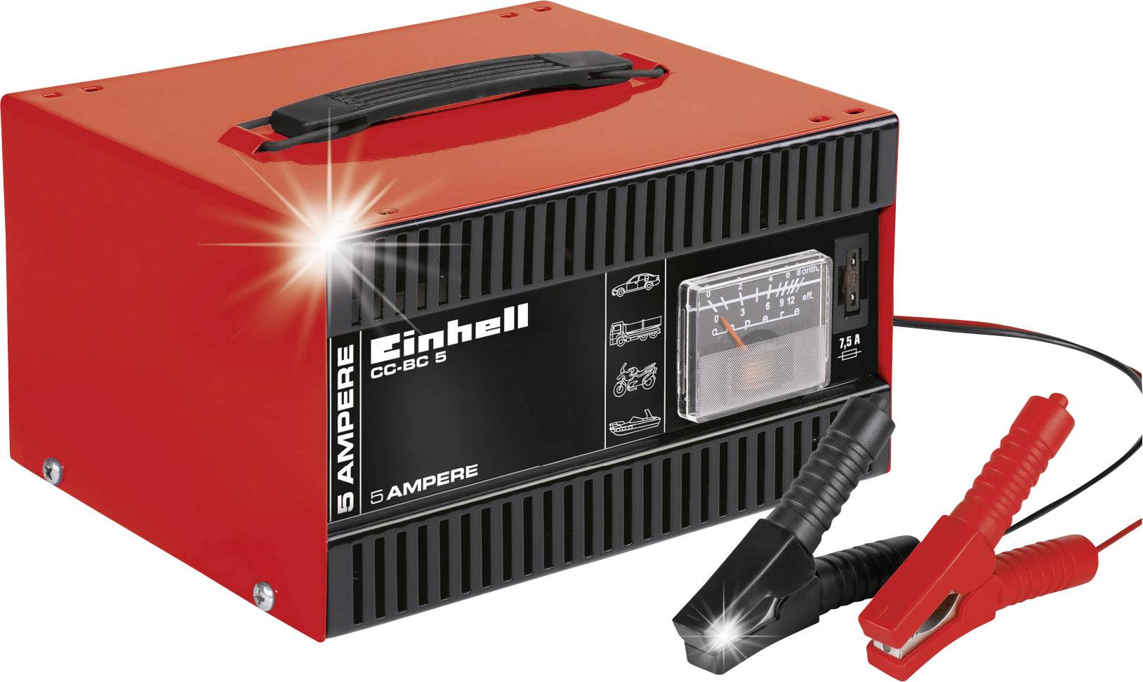 Chargeur de batterie rouge avec poignée noire, affichage et pinces sur les câbles. Numéro de modèle 'CC-BC 5', courant de charge de 5 ampères.