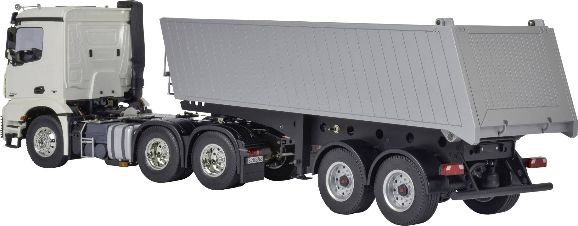 Un semi-remorque blanc avec une benne basculante grise est visible de côté. Le camion est stationné sur un fond neutre.