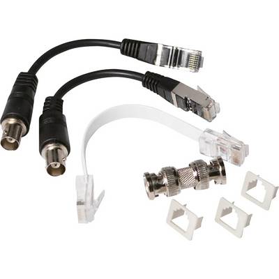 Divers adaptateurs et câbles, incluant des connecteurs RJ45 et coaxiaux, sont disposés côte à côte sur une surface blanche.