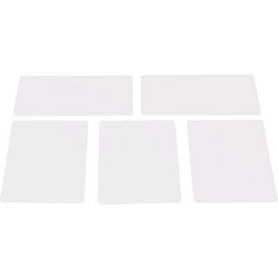 Cinq cartes en plastique blanches et vierges, disposées verticalement.