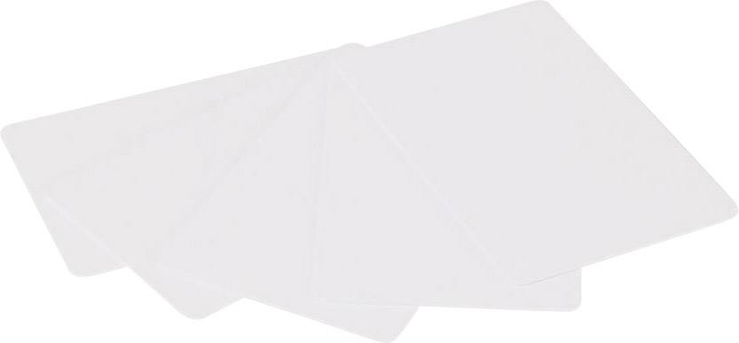 Cinq cartes blanches vierges sont disposées en se chevauchant sur une table.