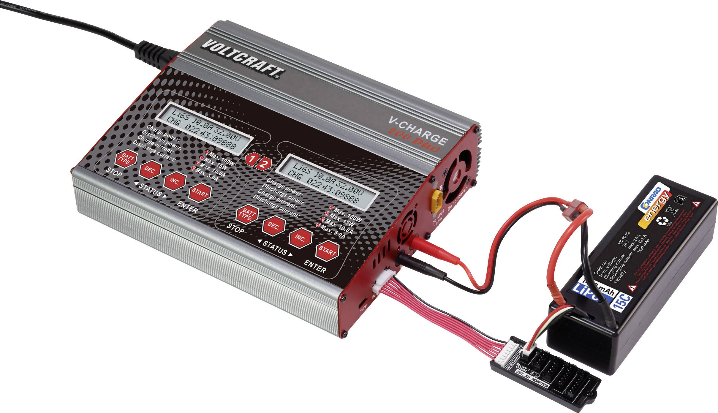 Un chargeur de la marque Voltcraft est connecté à une batterie lithium-polymère et affiche des informations de charge sur son écran.