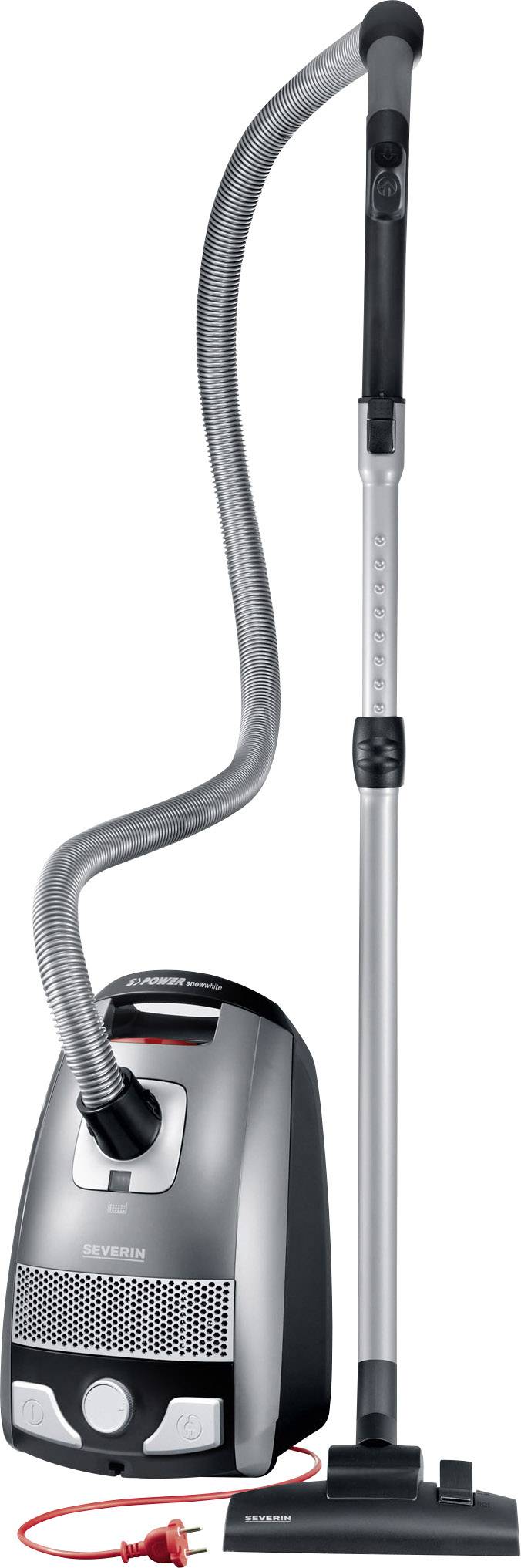 Un aspirateur gris avec un long tuyau et un câble rouge est représenté. Il est debout et prêt à être utilisé.