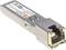 Un convertisseur de modem SFP à connecteur avec boîtier métallique et connexions, adapté aux liaisons fibre optique vers Ethernet.