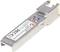 Un module SFP avec un boîtier métallique, utilisé pour la connexion réseau dans un appareil. Il porte différentes marques techniques.