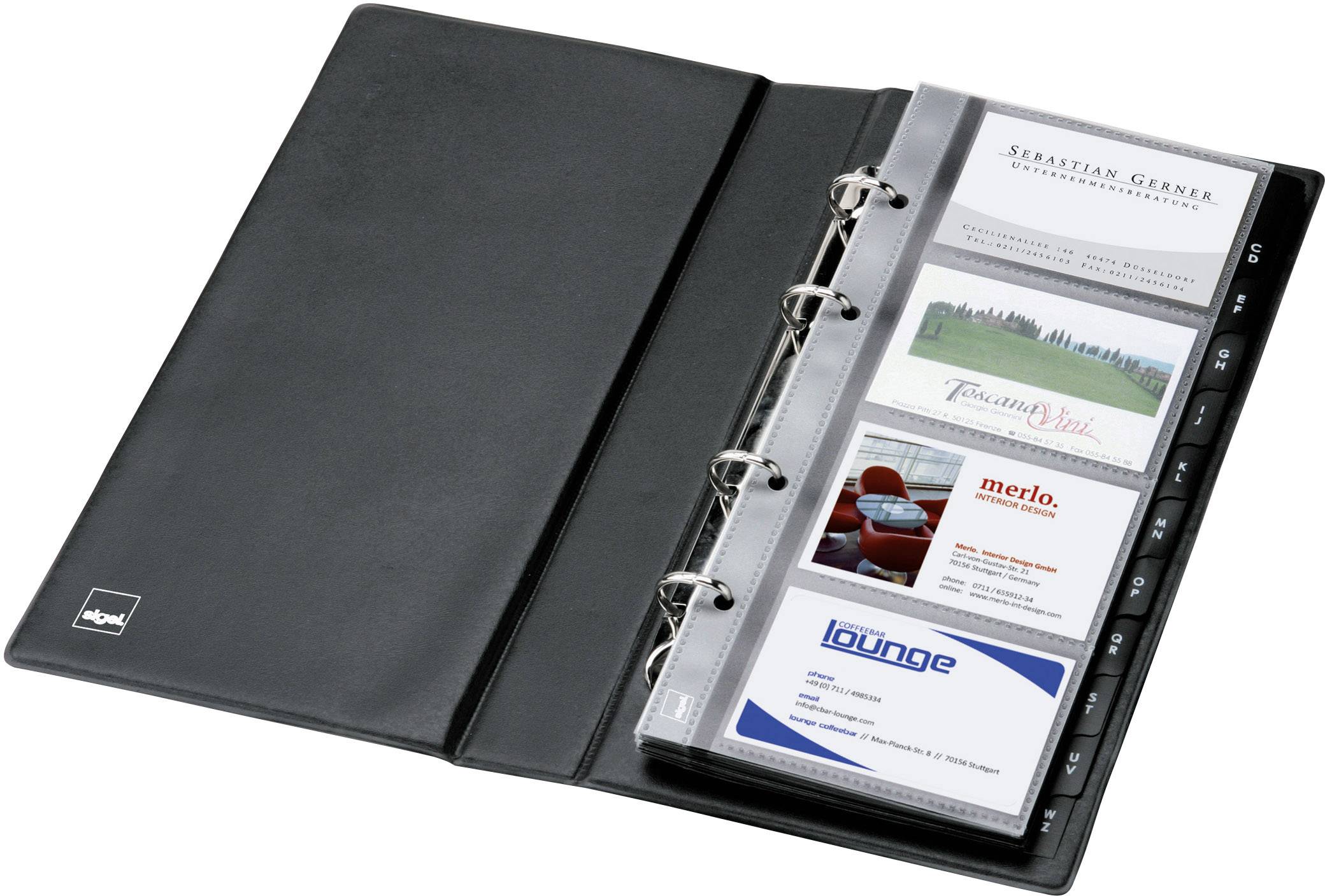 Un classeur noir avec un mécanisme à anneaux, dans lequel plusieurs pochettes transparentes contenant des cartes de visite sont classées.
