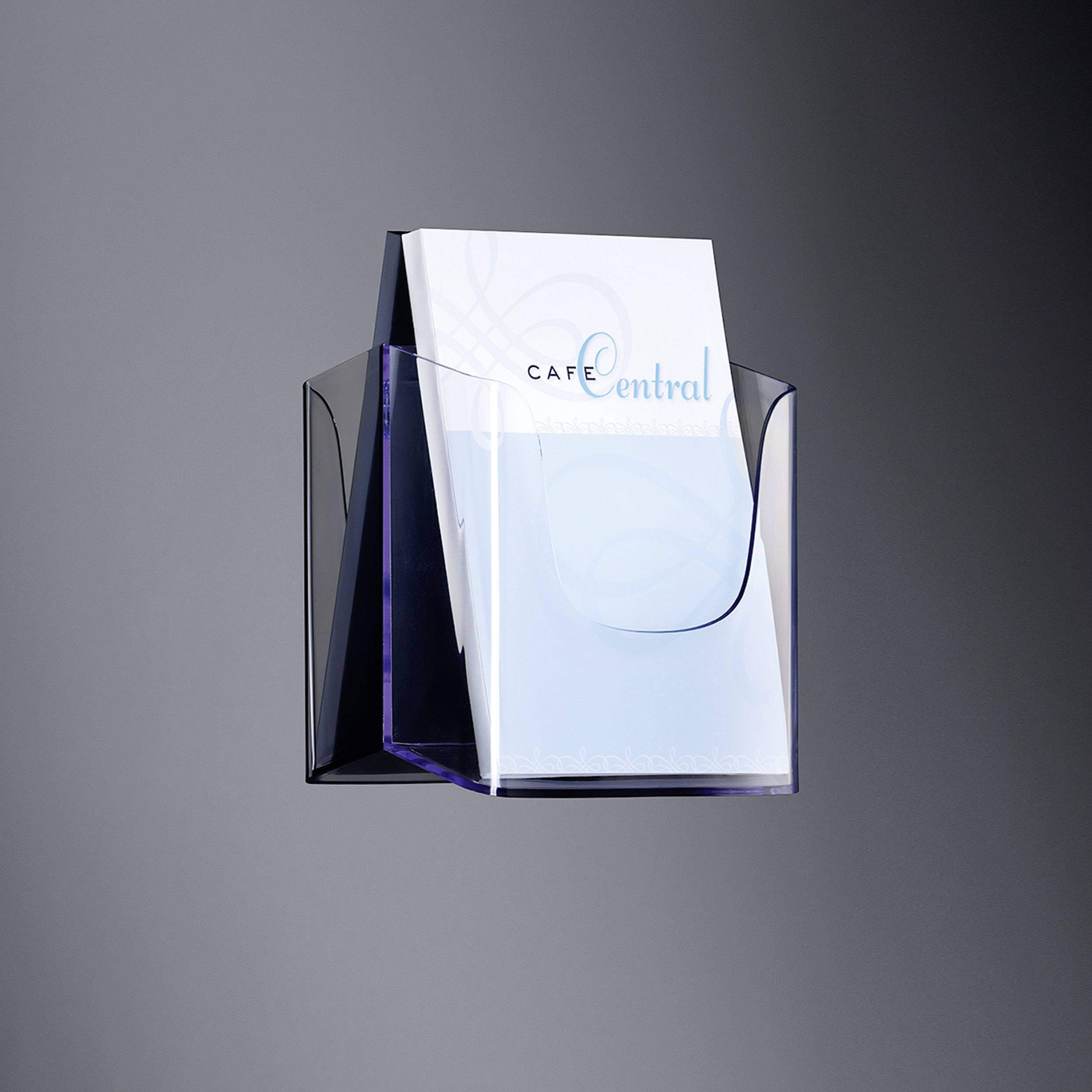 Un porte-prospectus en plexiglas fixé au mur contient des brochures portant l'inscription 'Café Central'. Style épuré et minimaliste.