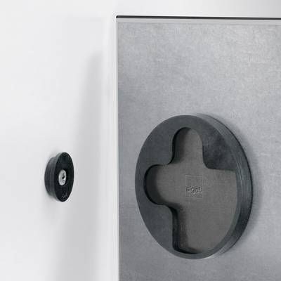 Un boîtier métallique avec un mécanisme de fermeture noir et rond sur la face avant. À côté, un support de fixation assorti.