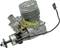 Un moteur à combustion avec ailettes de refroidissement, conduites de carburant et un câble d'allumage, probablement destiné à un modèle réduit d'avion ou de véhicule télécommandé.