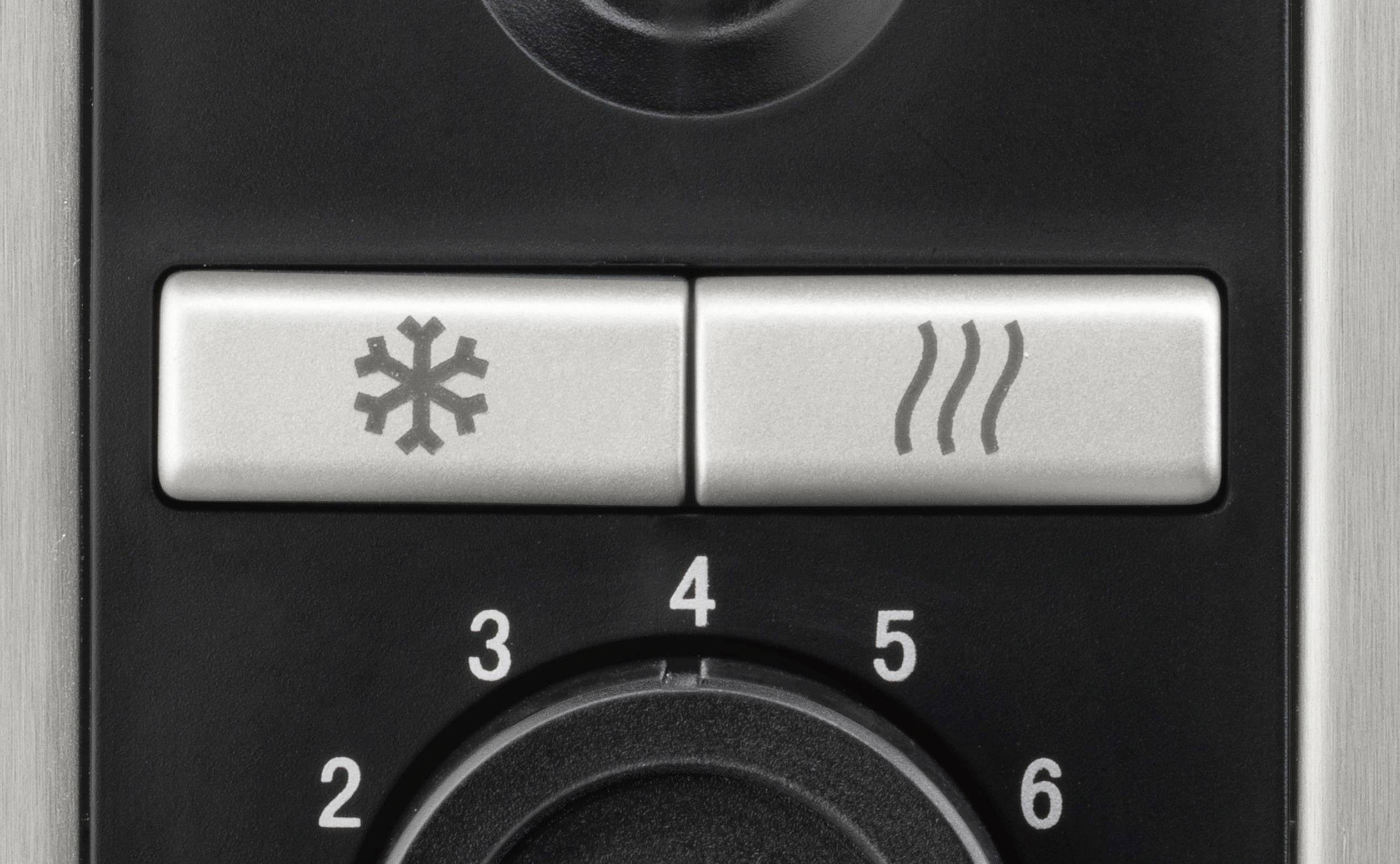 Console avec des symboles de flocons de neige et de vapeur à côté d'un bouton rotatif portant les chiffres trois à six.