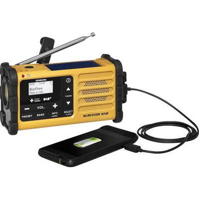 Une radio jaune à énergie solaire affiche 'Café' sur son écran. Elle est connectée par un câble à un smartphone qui est en train de se charger.