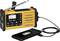 Une radio jaune à énergie solaire affiche 'Café' sur son écran. Elle est connectée par un câble à un smartphone qui est en train de se charger.