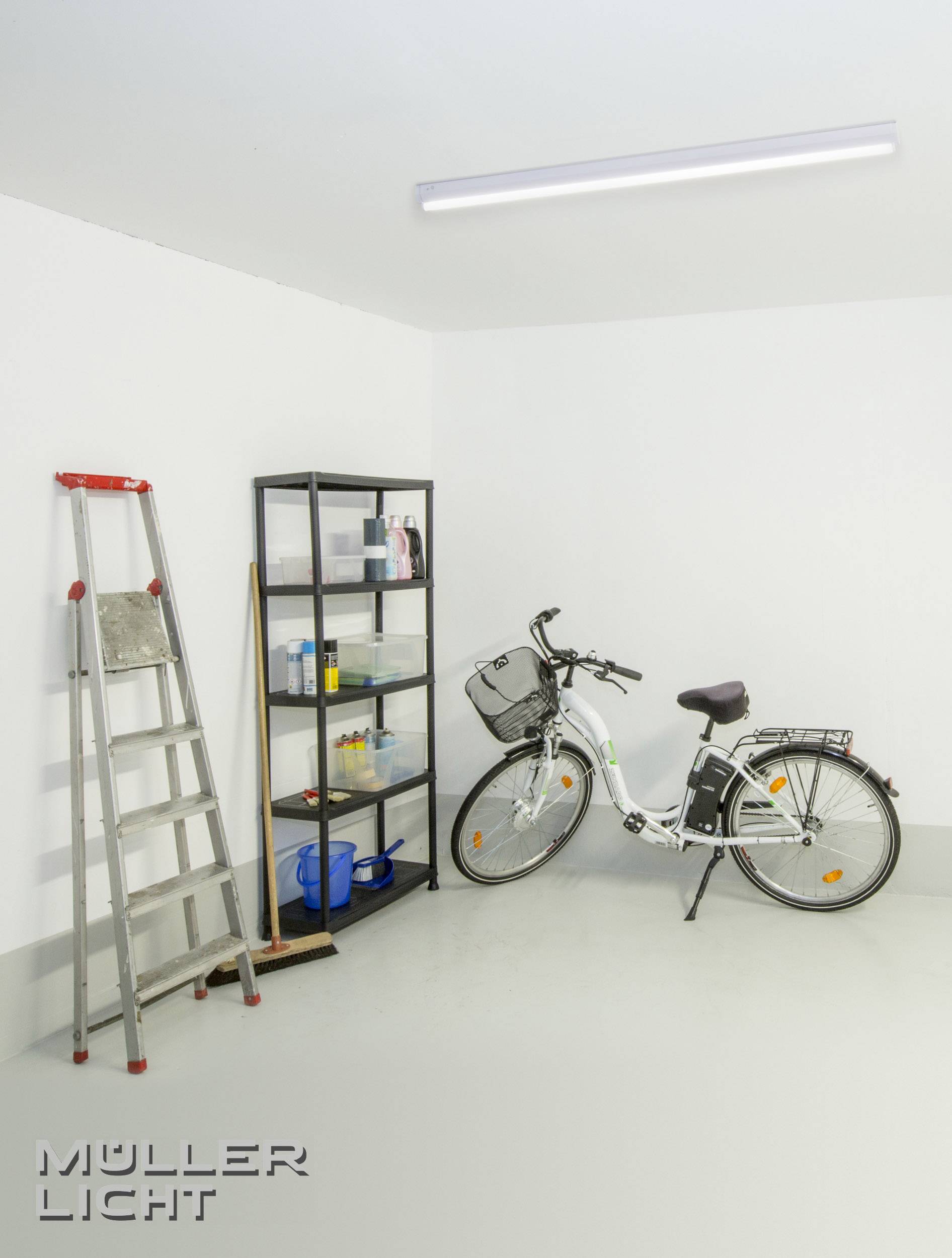 Une pièce lumineuse avec une échelle, une étagère remplie de produits de nettoyage et un vélo. Un plafonnier éclaire la scène.