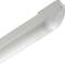 Un tube fluorescent LED blanc avec un boîtier argenté, incliné contre un fond blanc.