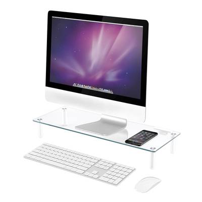 Bureau avec écran d'ordinateur, clavier, souris et smartphone sur une étagère en verre. L'écran affiche un fond bleu et violet.
