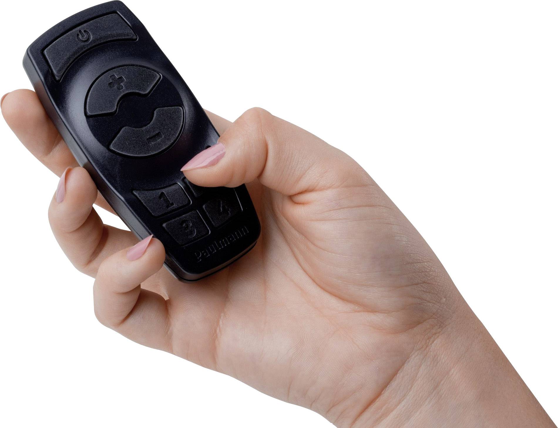 Une main tient une télécommande noire avec des touches pour régler le volume et un interrupteur marche/arrêt.