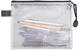 Un sachet transparent à fermeture éclair, rempli de divers matériels d'écriture tels que des stylos et des surligneurs.