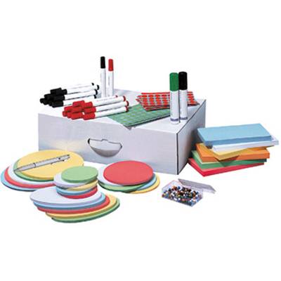 Une boîte remplie de fournitures de bureau et de papeterie, comprenant des post-it colorés, des stylos et des épingles de bureau, disposée sur une table.