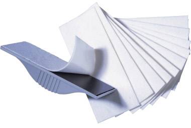 Une pile de feuilles blanches est écartée par un support gris en plastique qui soulève les feuilles en arc de cercle.