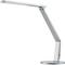 Une lampe de table moderne en argent avec un abat-jour rectangulaire et un bras réglable. Idéale pour les travaux de bureau.