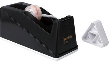 Un dévidoir noir avec un rouleau de ruban adhésif installé, et un objet blanc triangulaire à côté.