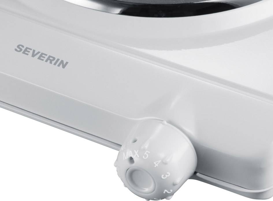 Gros plan d'une cuisinière électrique blanche avec un bouton de commande numéroté de 0 à 5. La marque 'Severin' est visible.