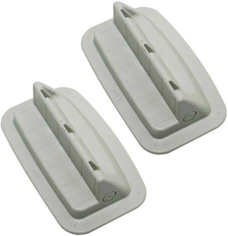 Deux objets rectangulaires gris en plastique avec des poignées, placés côte à côte.