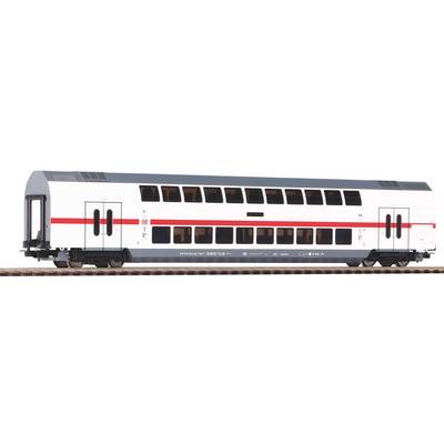 Voiture de train à deux étages, moderne, avec des bandes rouges et de grandes fenêtres, stationnée sur des rails, prête à accueillir des passagers.