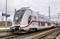Un train intercity moderne à double étage, argenté, de la Deutsche Bahn est prêt au départ en gare de Magdebourg.