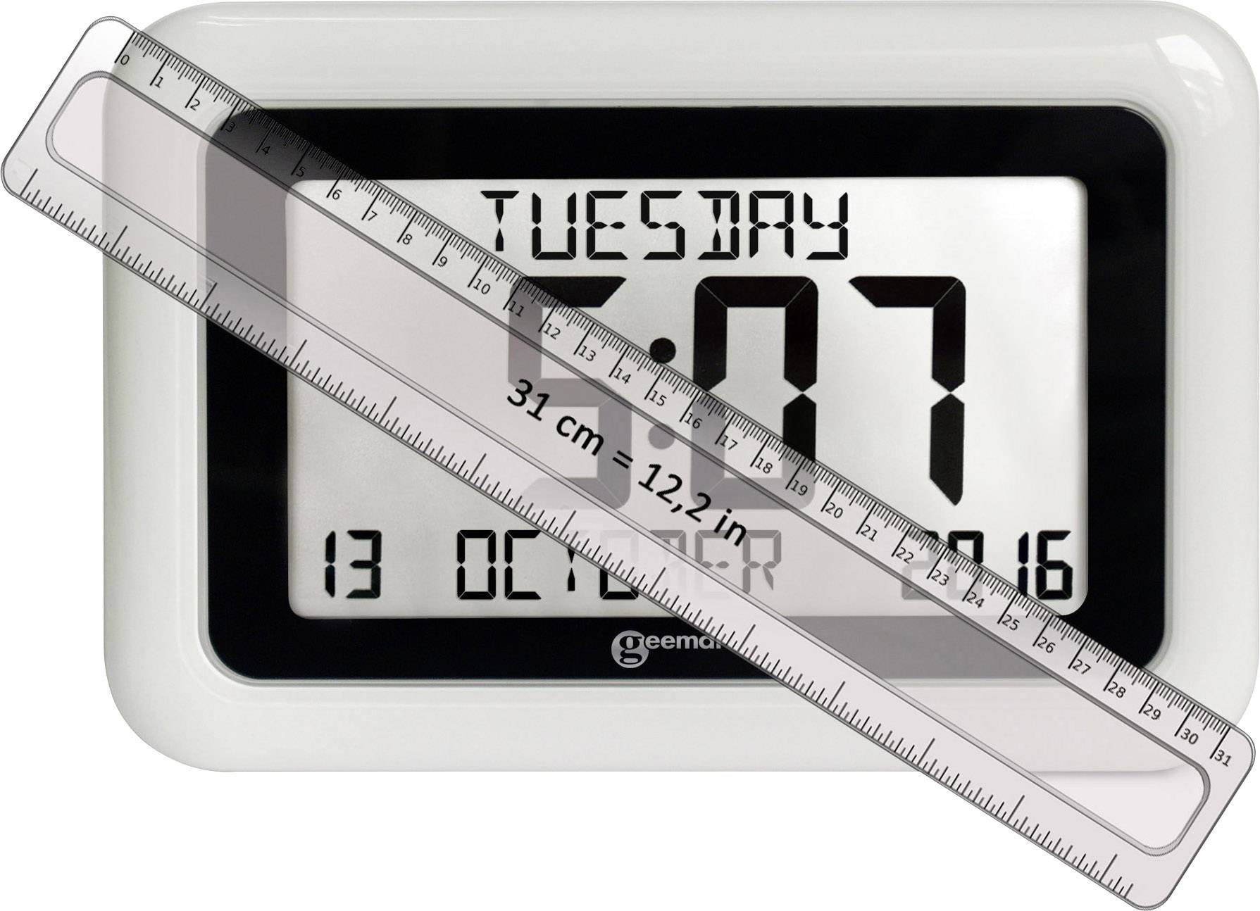 Horloge numérique affichant 'Mardi, 13 octobre, 20:16'. Une règle est posée en travers de l'horloge, sa longueur indiquée comme '31 cm, 12,2 po'.