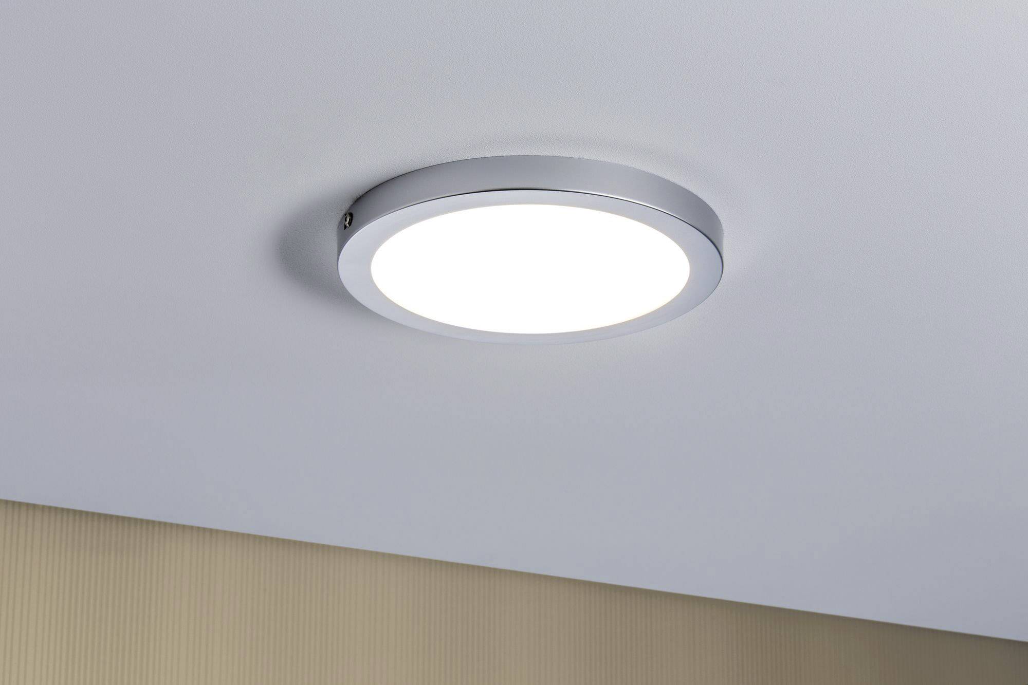 Plafonnier rond avec cadre métallique, illuminant brillamment la pièce. Fixé au plafond beige pâle. Design moderne et minimaliste.