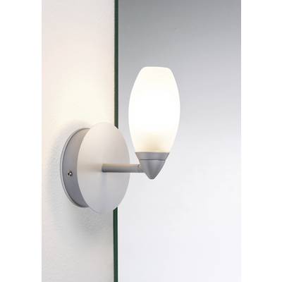 Applique murale avec un dôme en verre couleur crème, diffusant une lumière douce et diffuse. Montée sur un support argenté fixé au mur.