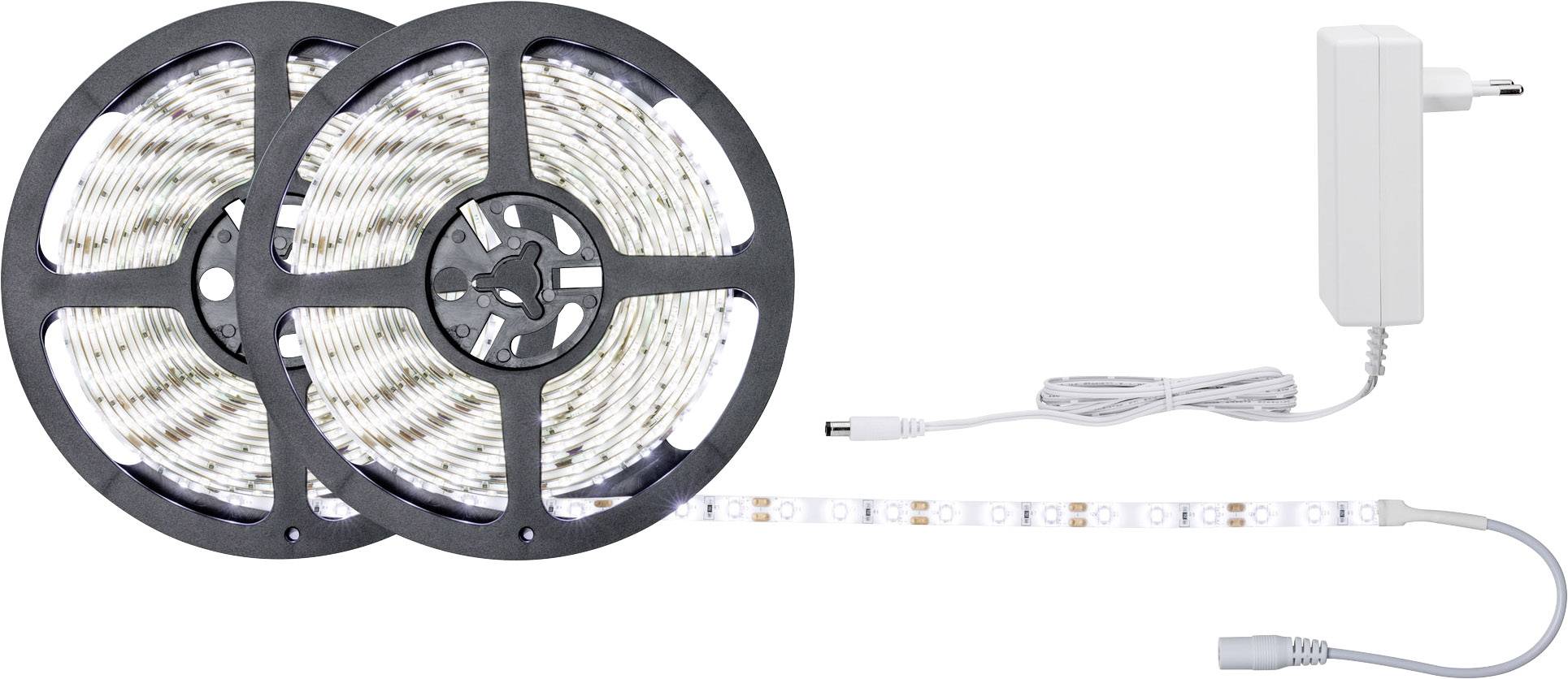Bande lumineuse LED sur deux rouleaux et un adaptateur secteur, reliés par un câble blanc, prêts à être installés.