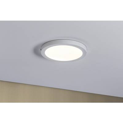 Plafonnier rond blanc fixé au plafond gris clair, allumé et illuminant la pièce.