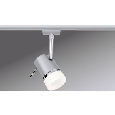Un luminaire argenté avec un abat-jour cylindrique est monté sur un rail et éclaire une surface lisse et grise.