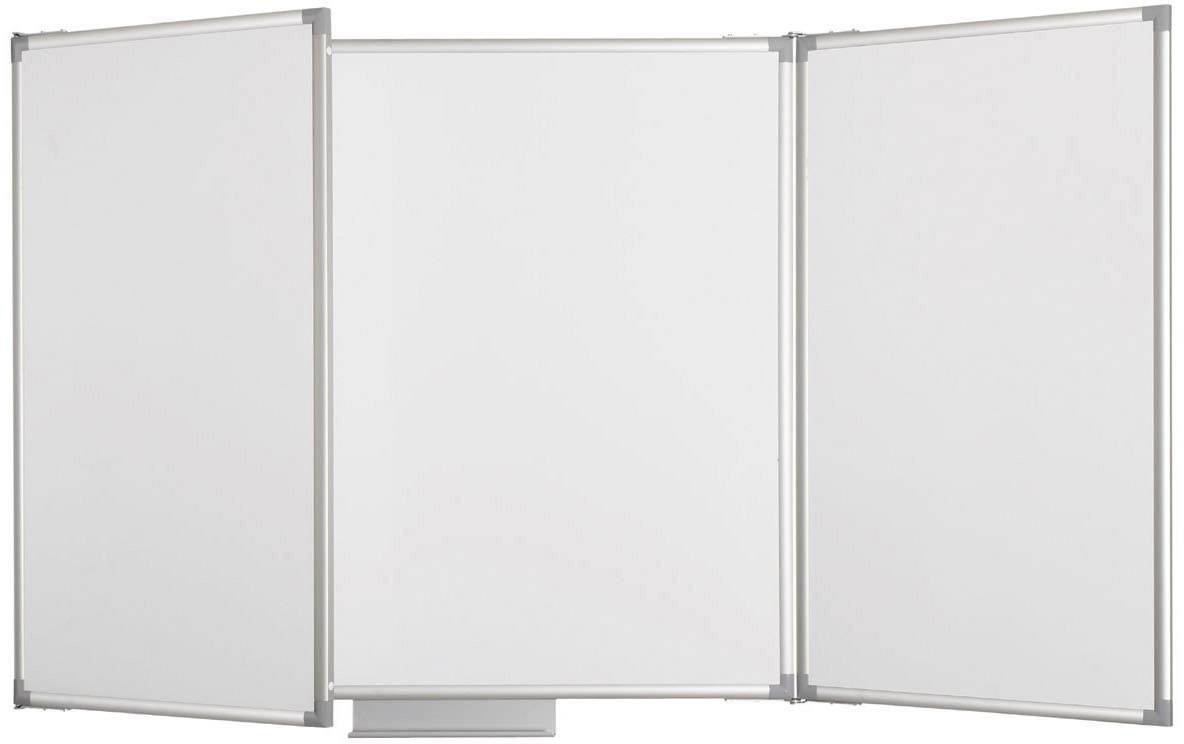 Tableau blanc tripartite pliable, ouvert et prêt à l'emploi pour l'écriture et les présentations, dans une salle de classe ou un bureau.