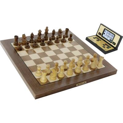 Échiquier avec des pièces en bois en position de départ. À côté se trouve une pendule d'échecs numérique à deux cadrans affichant des temps.