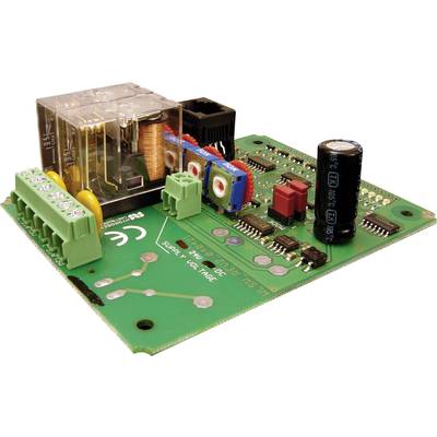 Circuit imprimé avec des composants électroniques, comprenant un relais, des résistances et un condensateur électrolytique, sur un fond de carte vert.