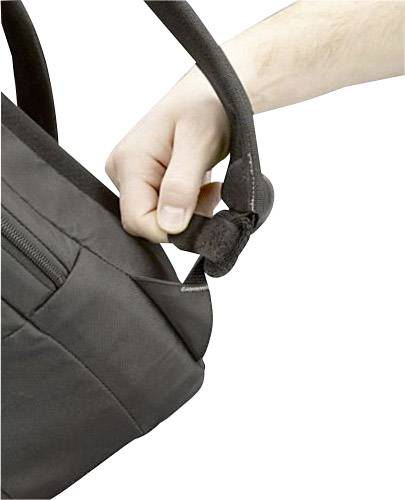 Une main tient la bandoulière d'un sac noir. Le sac est muni d'une fermeture à glissière.