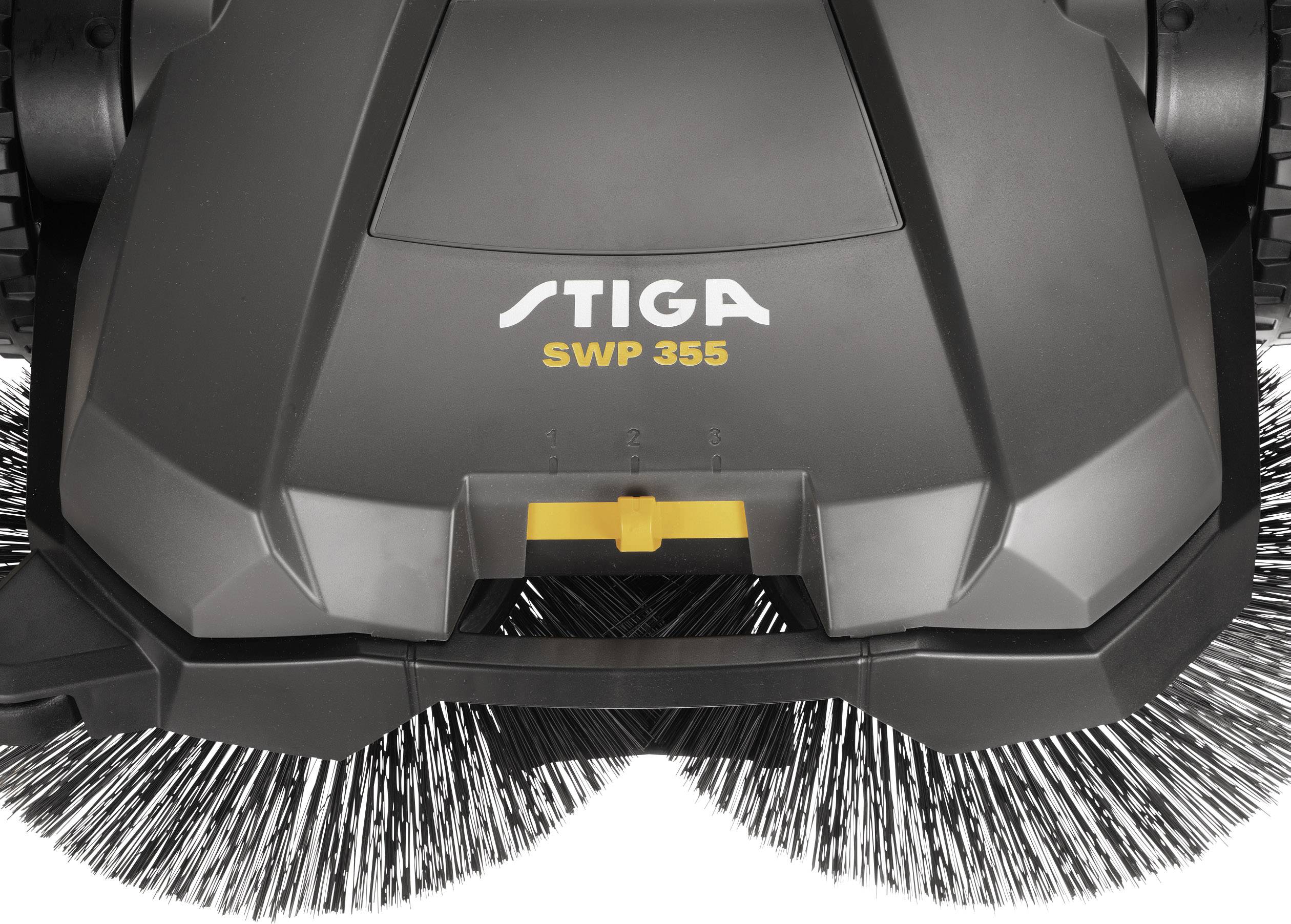 'Stiga SWP 355' balayeuse, gros plan de l'avant avec les brosses. Appareil pour nettoyer les sols à la maison ou dans le jardin.