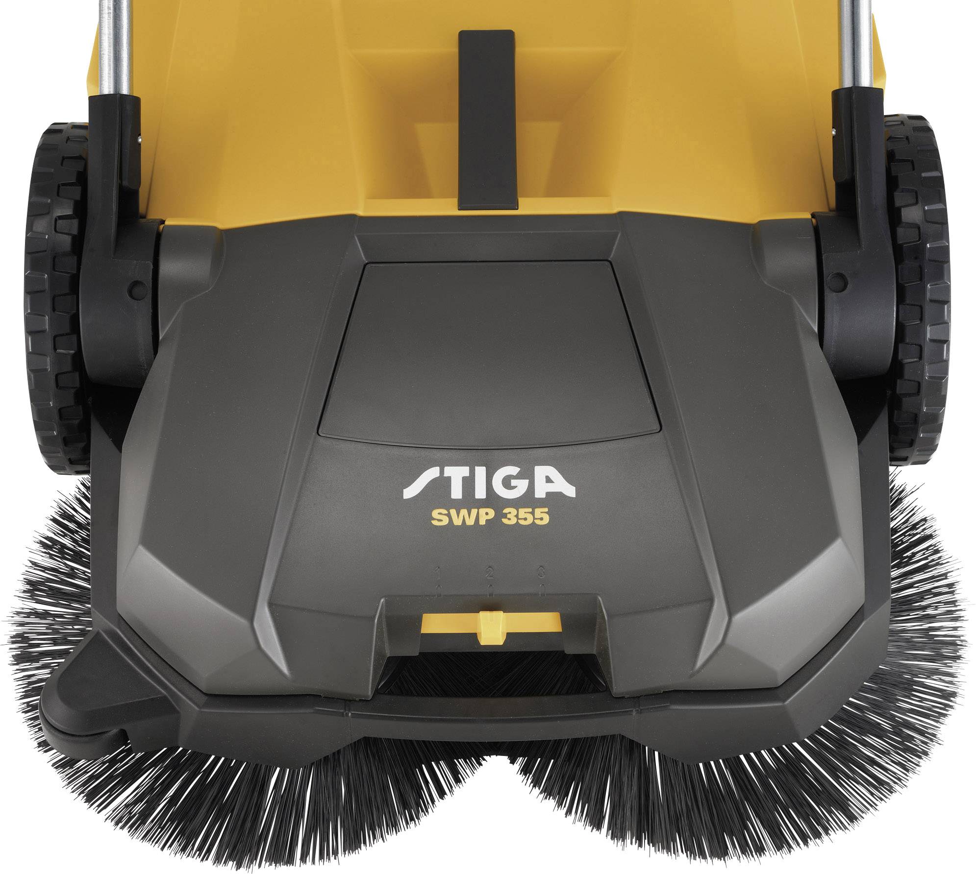 Un balai mécanique noir et jaune de la marque 'Stiga SWP 355' avec de grandes roues de brosse, adapté pour un balayage efficace.