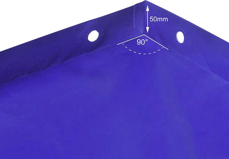 Bâche bleue avec deux œillets métalliques aux coins. Angle droit (90°) marqué avec un repère de 50 mm le long du bord.