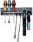 Porte-outils fixé à un panneau perforé, comprenant quatre tournevis, deux pinces et deux pinces de serrage.