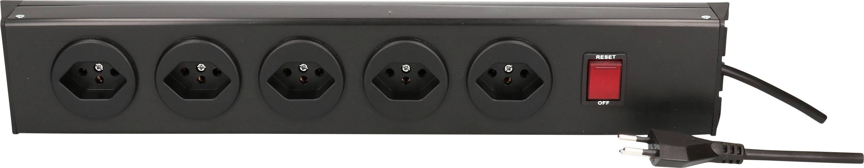 Une barrette multiprises noire à cinq emplacements, équipée d'un interrupteur marche/arrêt rouge. Un câble avec une fiche est branché.